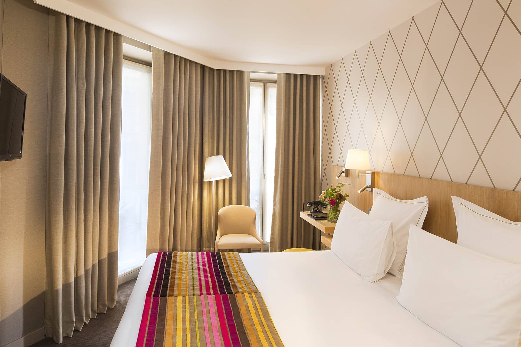 Chambre Corner 204 de l'hotel Cordelia Paris, decoration elegante et confort boutique hotel