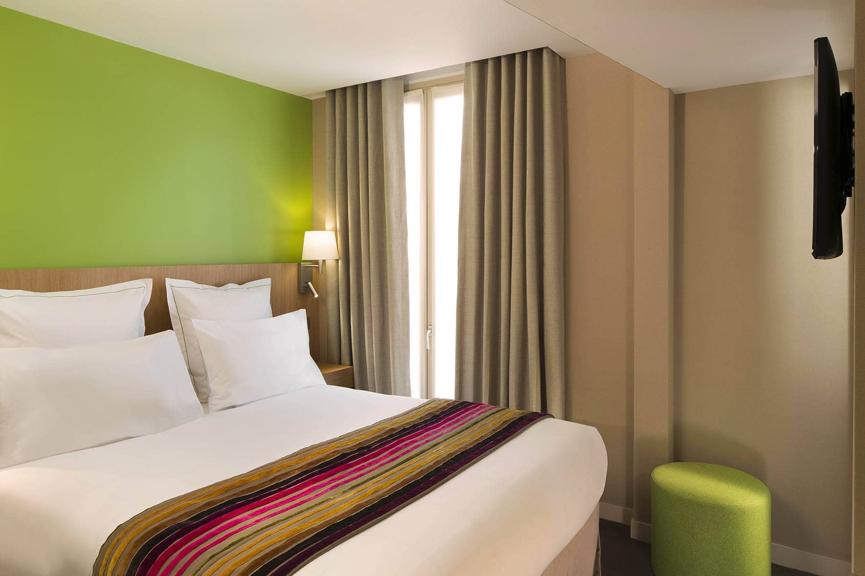 Chambre Luxe de l'hotel Cordelia Paris avec baignoire et decoration soignee