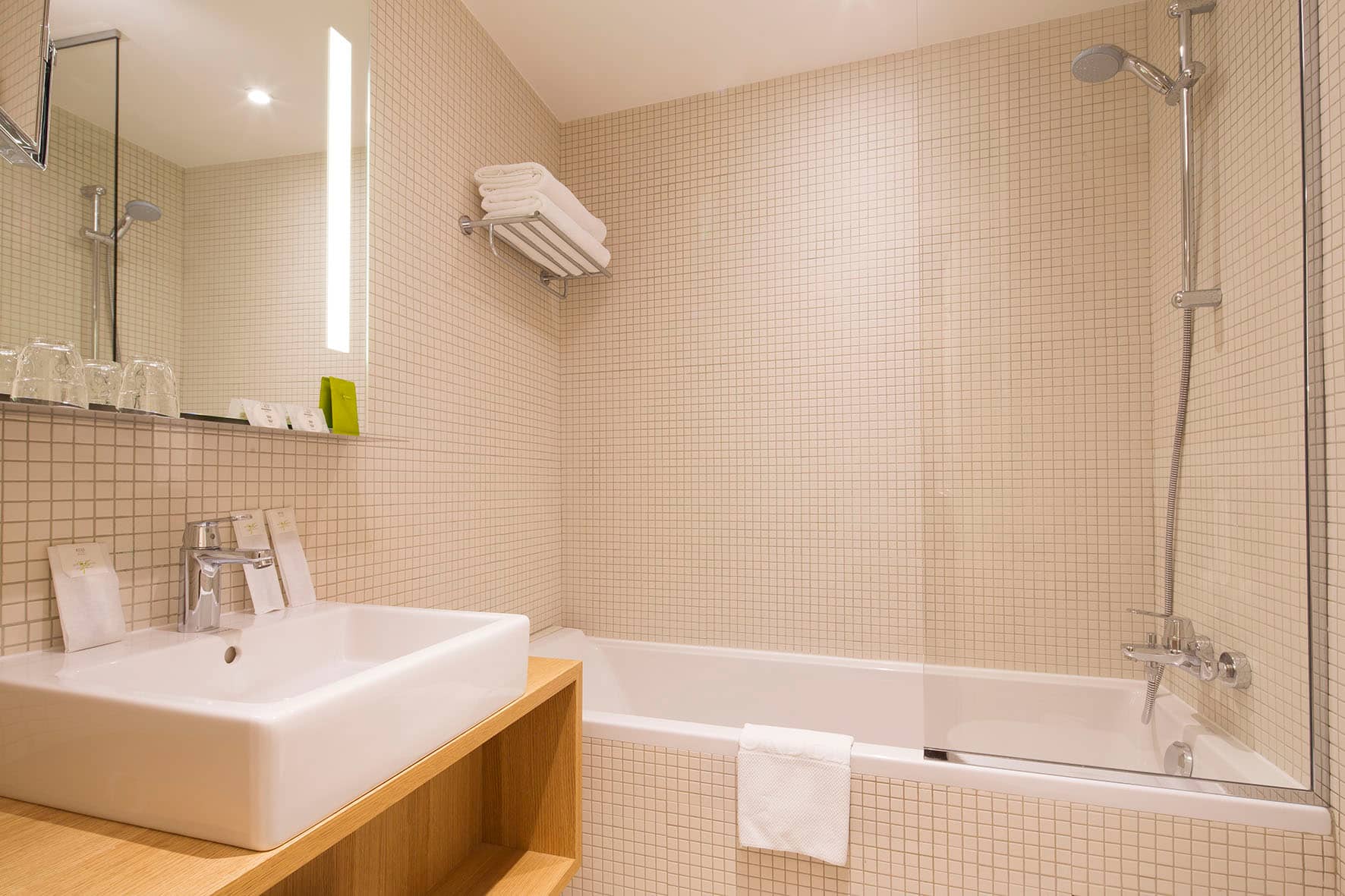Salle de bain chambre Luxe de l'hotel Cordelia Paris avec baignoire et produits Fragonard