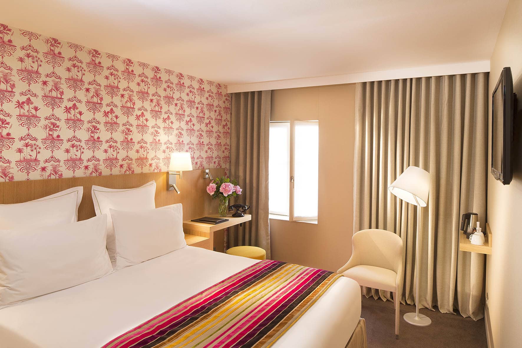 Chambre Double 102 de l'hotel Cordelia Paris, lit double et decoration chaleureuse