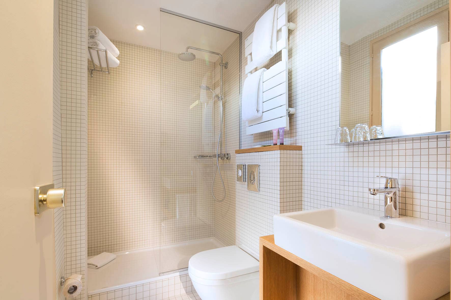 Salle de bain chambre Double de l'hotel Cordelia Paris avec equipements modernes