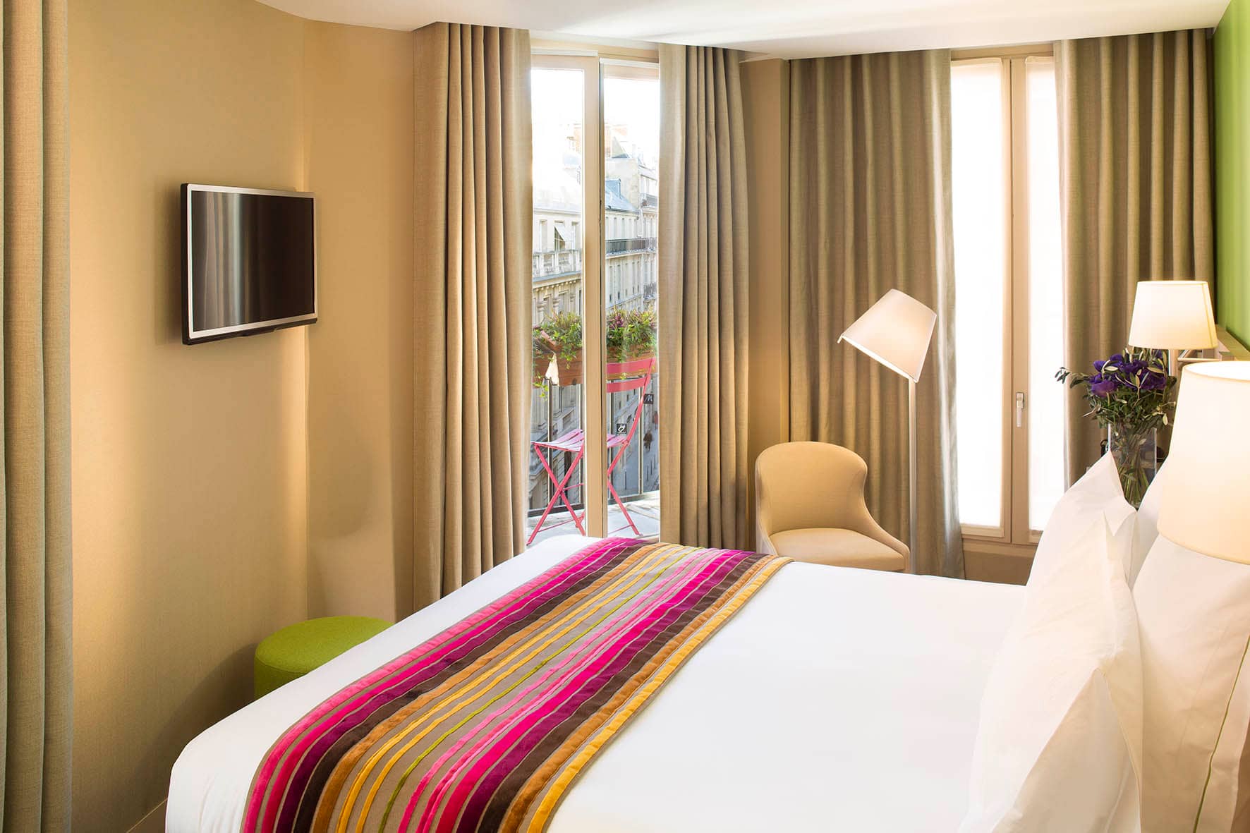 Chambre Privilege 504 de l'hotel Cordelia Paris avec balcon et lampadaire elegant