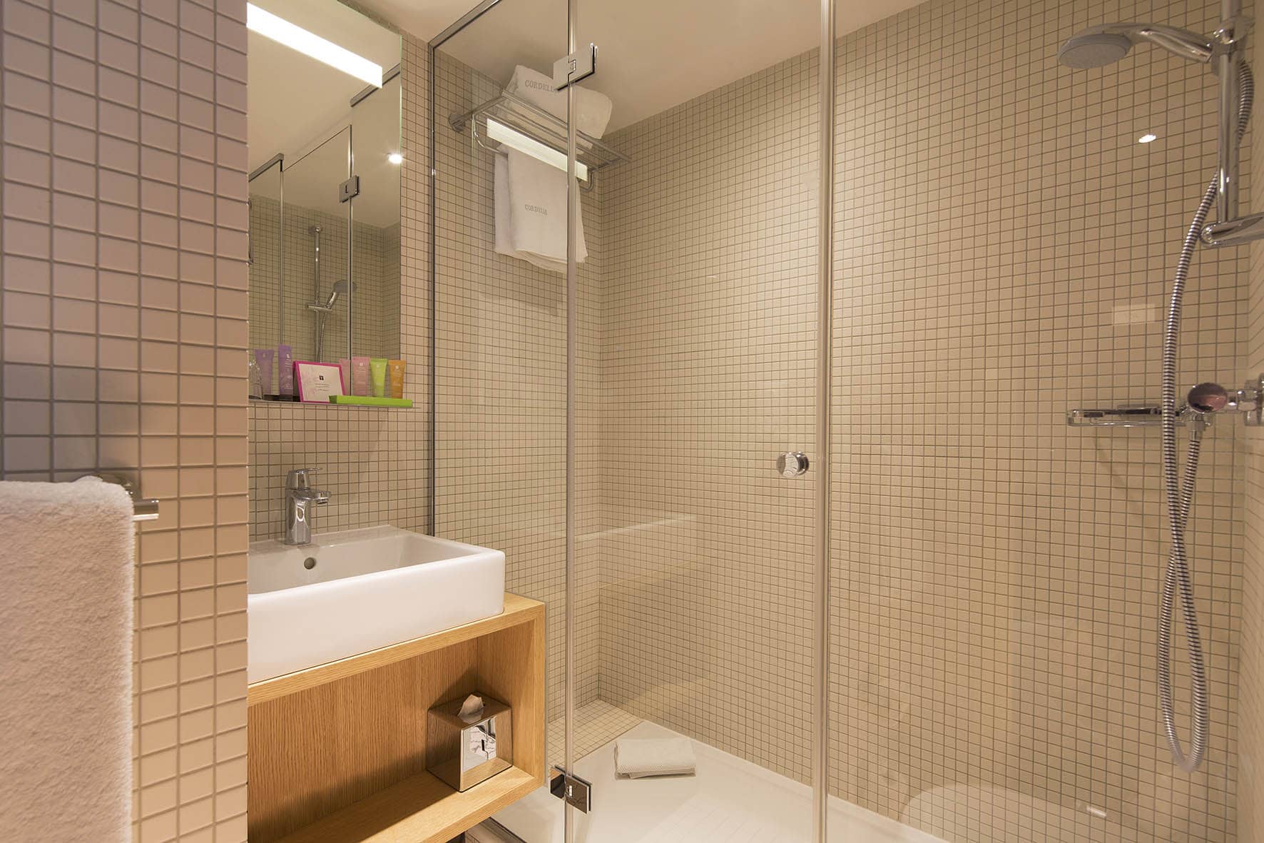 Salle de bain chambre Privilege de l'hotel Cordelia Paris, produits d'accueil Fragonard