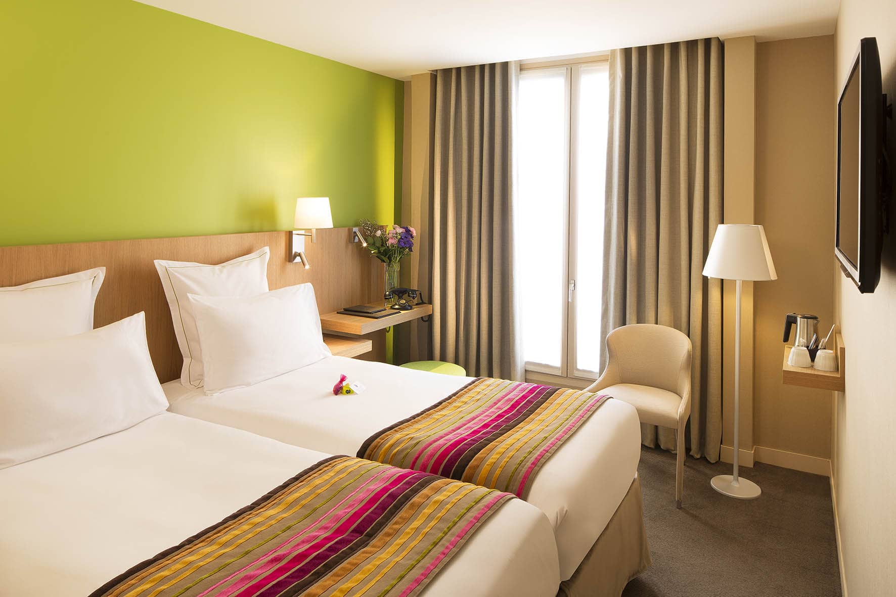 Chambre Twin 503 de l'hotel Cordelia Paris, tons verts et deux lits individuels