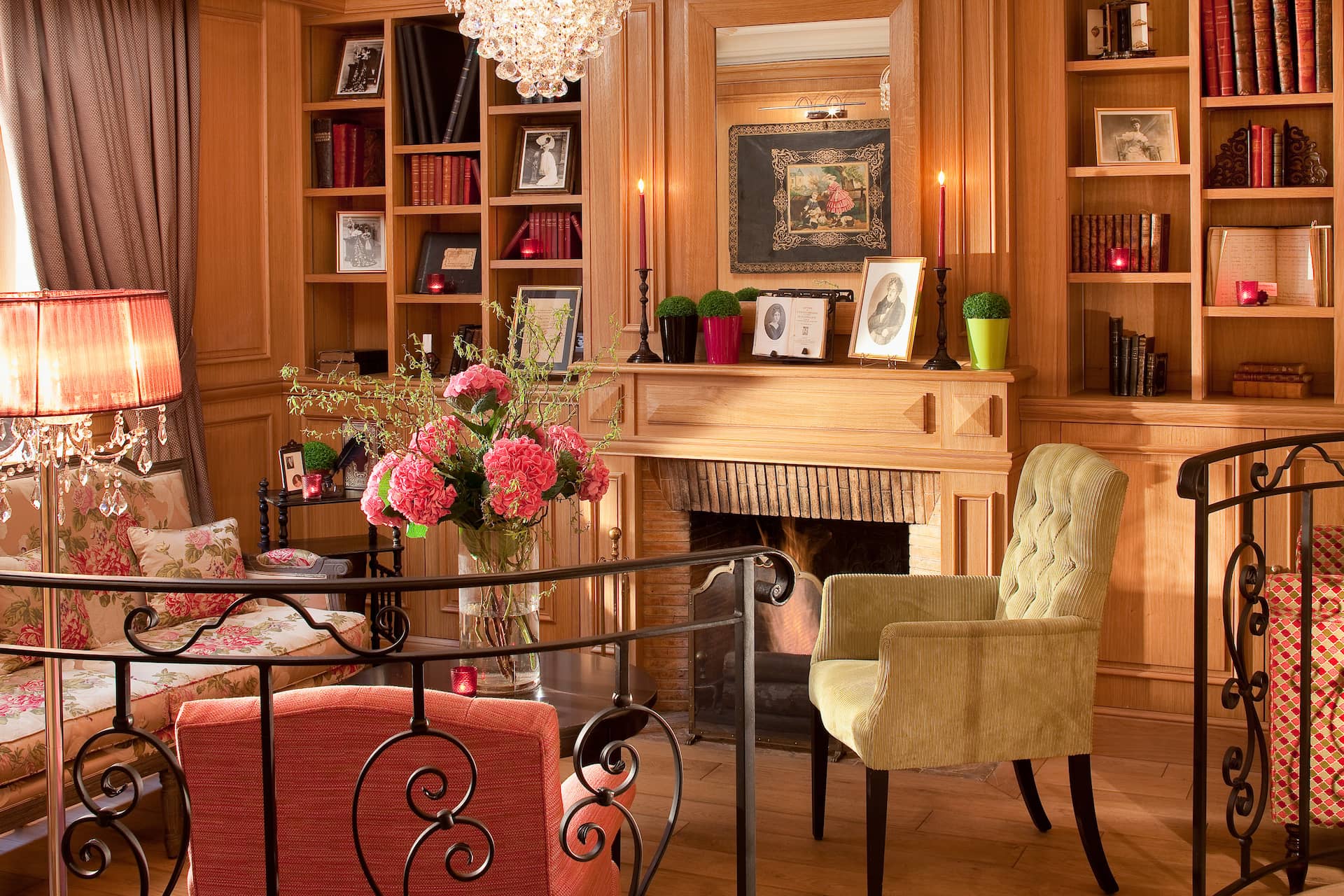 Salon avec coin cheminée de l'hôtel Cordélia Paris