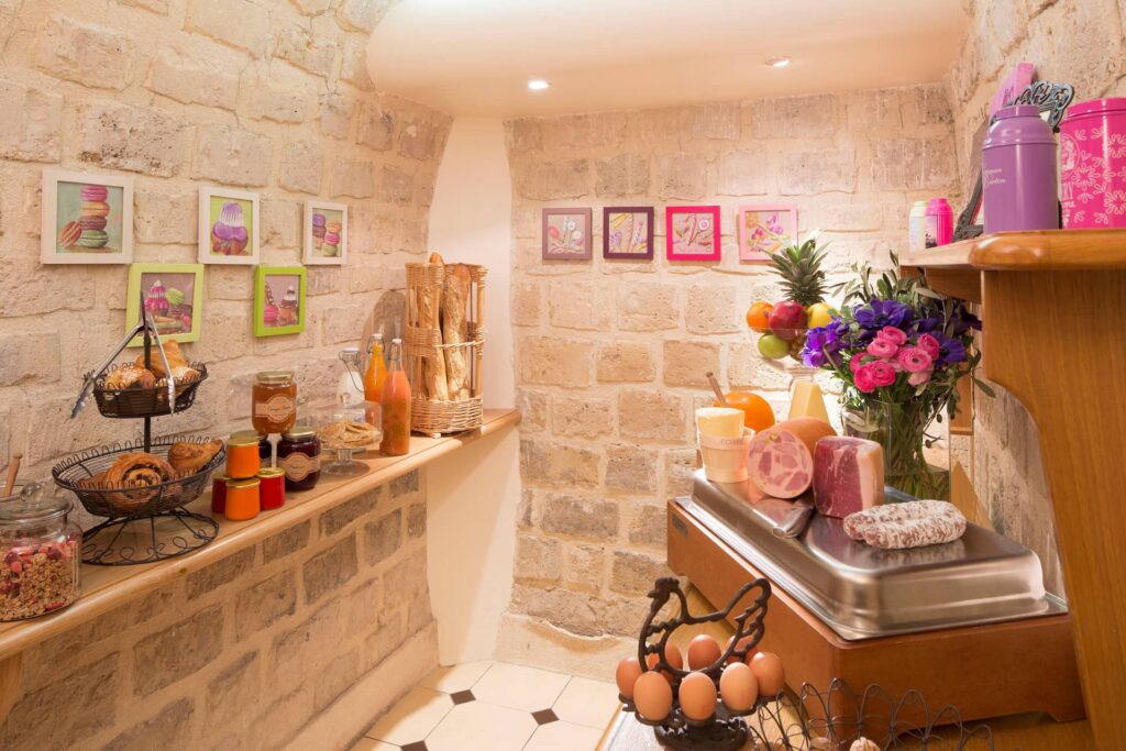 Petit-déjeuner buffet à l'hôtel Cordélia