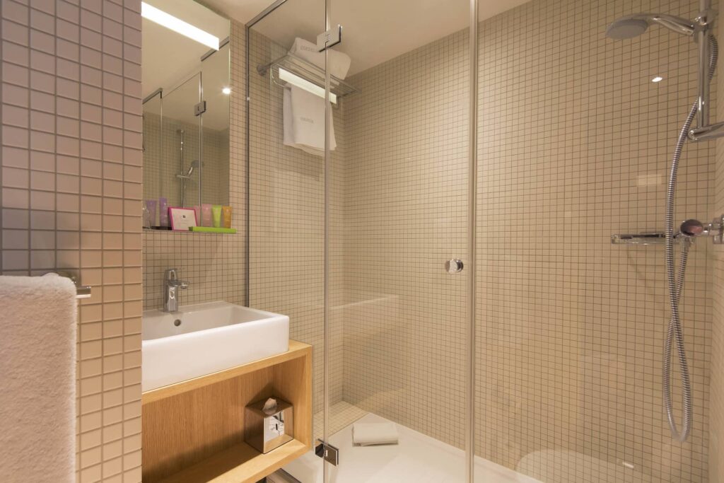 Chambre avec douche à L'hôtel Cordélia Paris 8