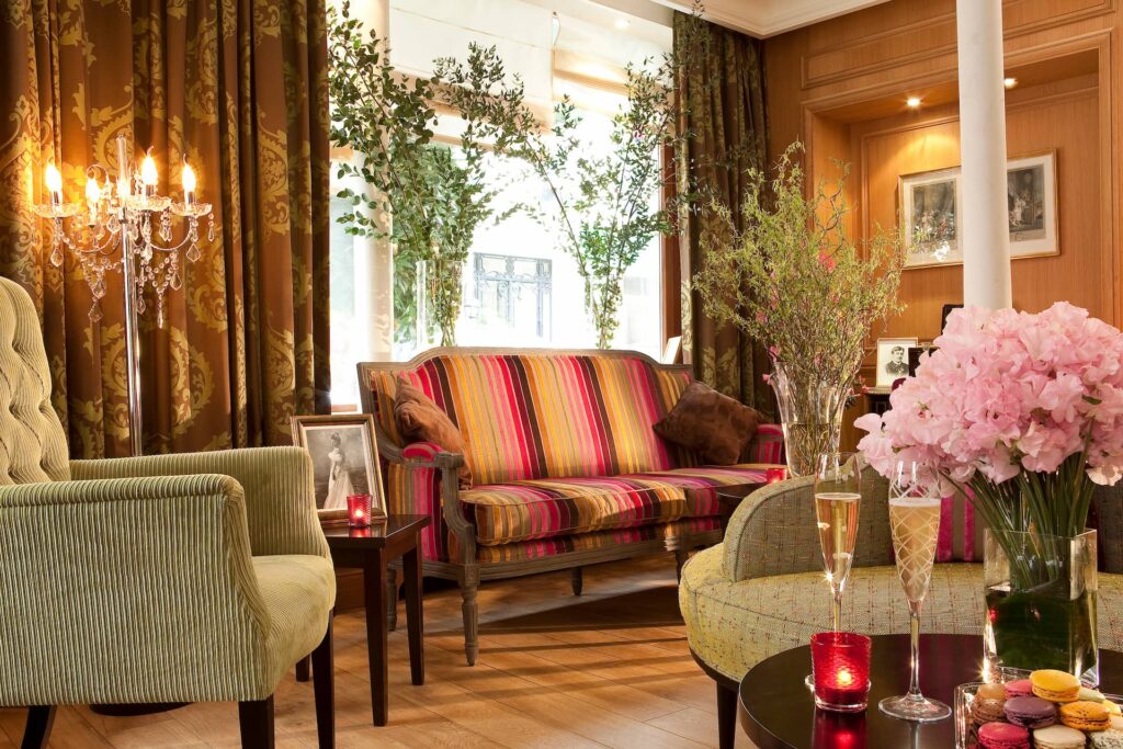 Salon confortable de l'hôtel Cordélia