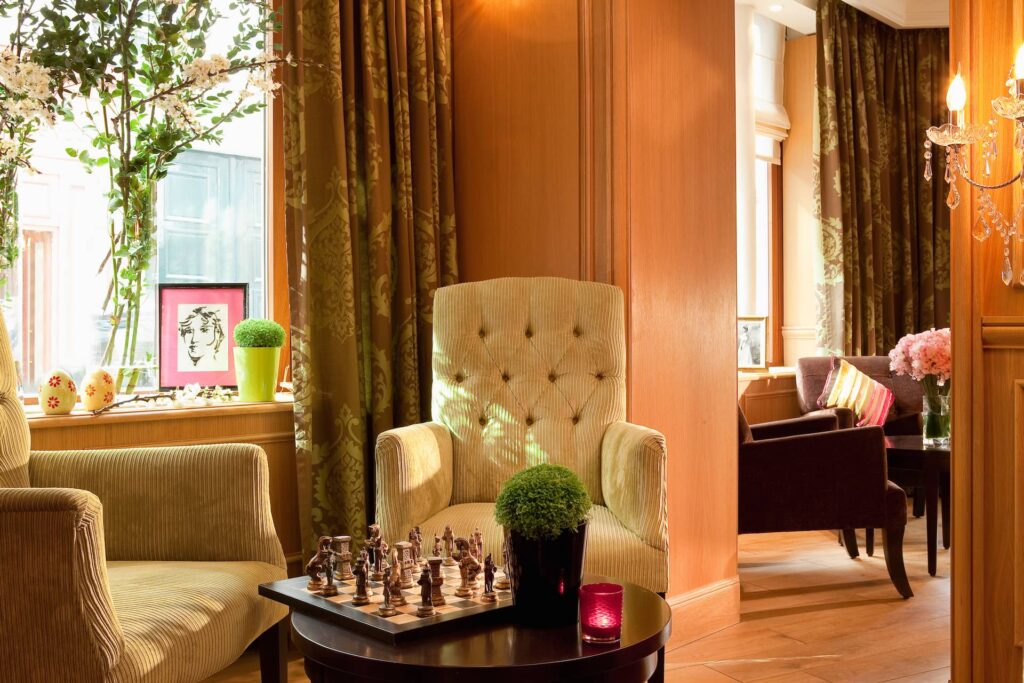 Pause lecture et détente dans le salon de l'hôtel Cordélia