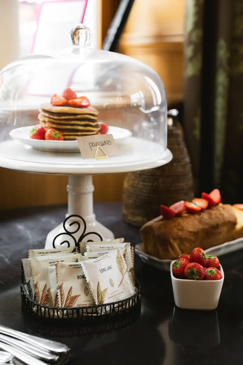 Buffet tea time : presentoir a pancakes, panier de thes George Cannon, cake aux fraises et fraises fraiches